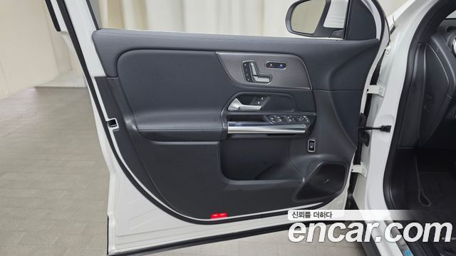 Mercedes-Benz EQA 2022 — photo 14