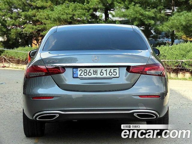 Mercedes-Benz E-Class 2022 — photo 4