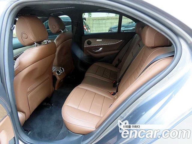 Mercedes-Benz E-Class 2022 — photo 6