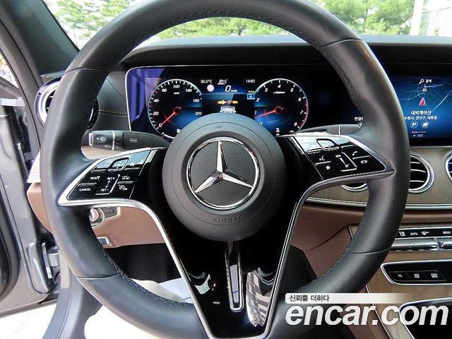 Mercedes-Benz E-Class 2022 — photo 8
