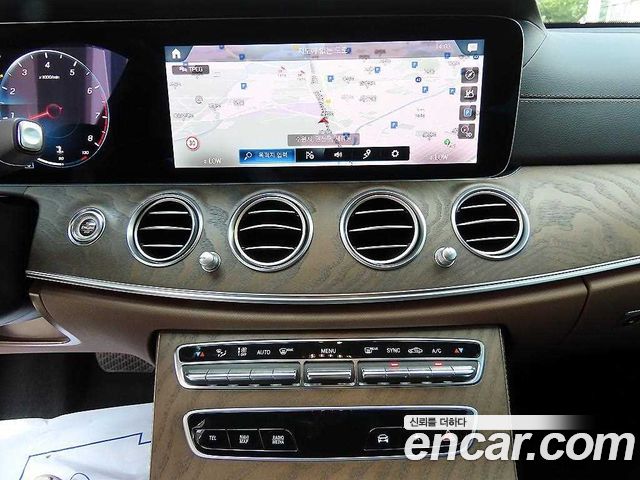 Mercedes-Benz E-Class 2022 — photo 13