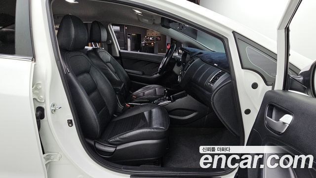 Kia K3 2016 — photo 12