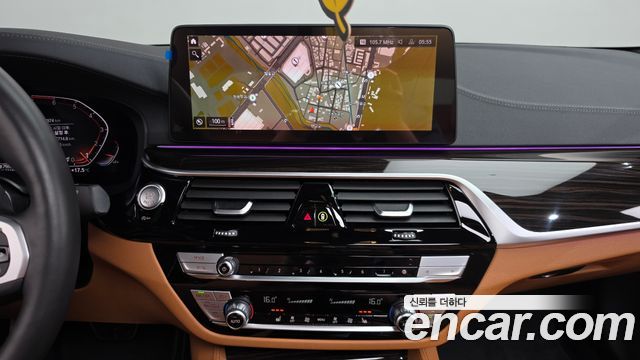 BMW 5-Series 2022 — photo 18