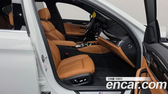BMW 5-Series 2022 — photo 16