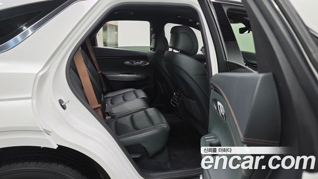 Genesis GV70 2022 — photo 17