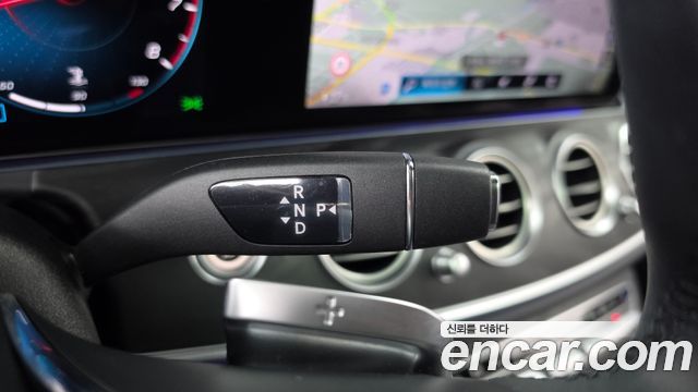 Mercedes-Benz E-Class 2023 — photo 12