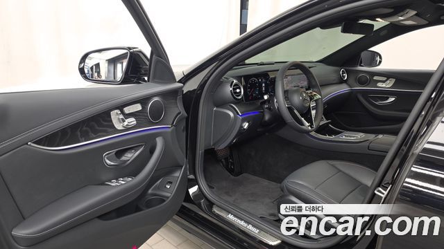 Mercedes-Benz E-Class 2023 — photo 13