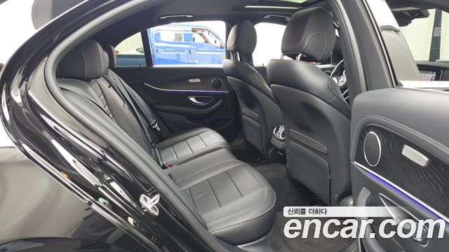 Mercedes-Benz E-Class 2023 — photo 18