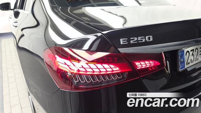 Mercedes-Benz E-Class 2023 — photo 9