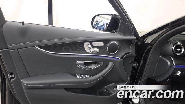 Mercedes-Benz E-Class 2023 — photo 14