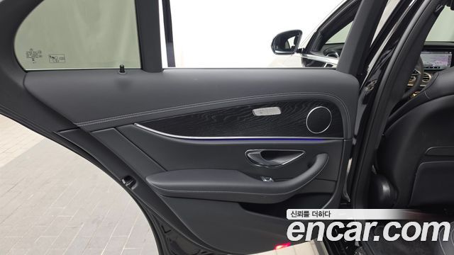 Mercedes-Benz E-Class 2023 — photo 15
