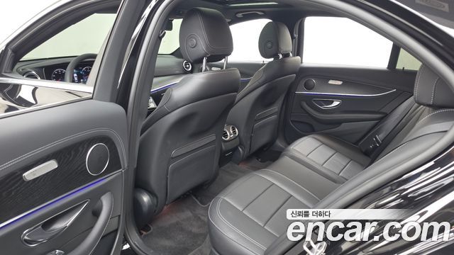 Mercedes-Benz E-Class 2023 — photo 16