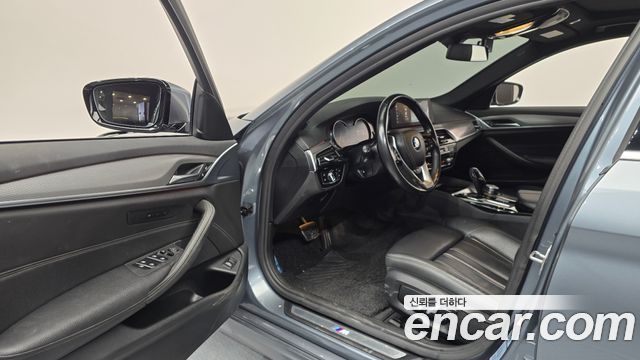 BMW 5-Series 2018 — photo 10