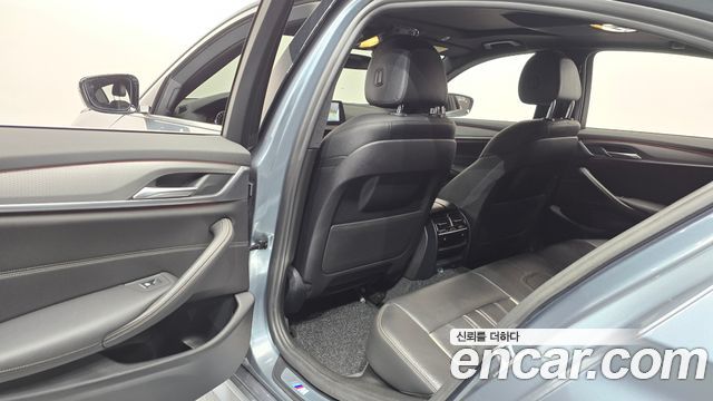 BMW 5-Series 2018 — photo 11