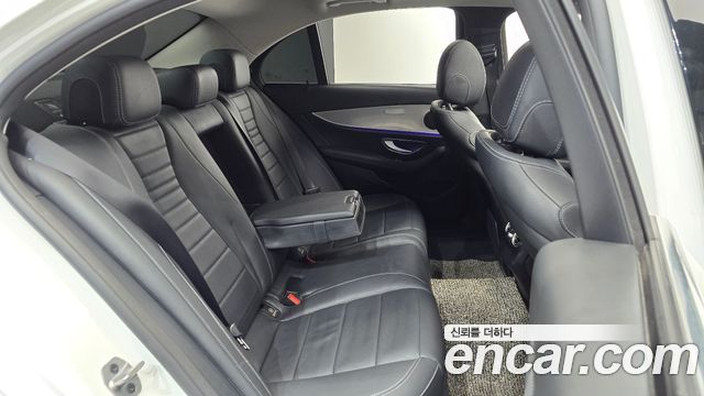 Mercedes-Benz E-Class 2019 — photo 17