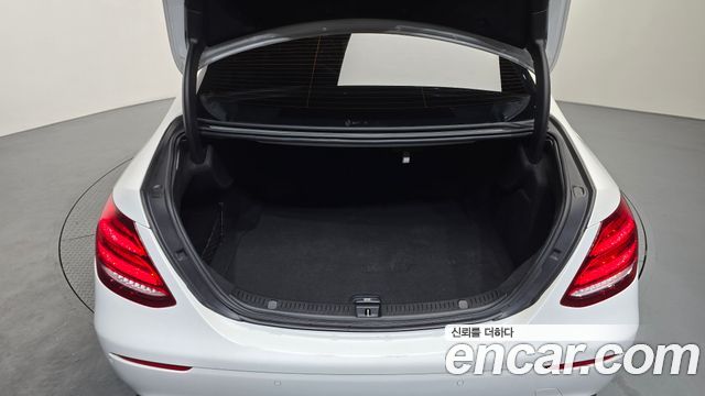 Mercedes-Benz E-Class 2019 — photo 25