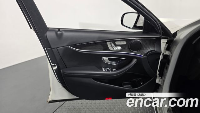 Mercedes-Benz E-Class 2019 — photo 14