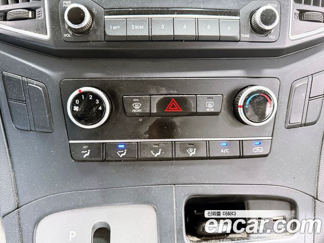 Hyundai Starex 2017 — photo 13