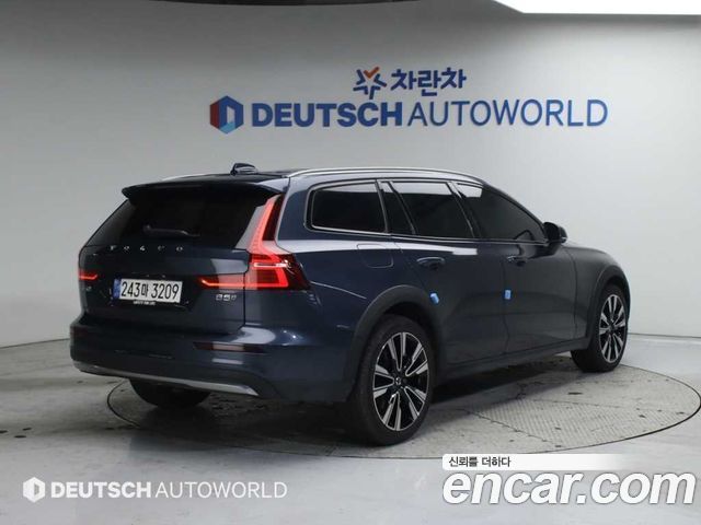Volvo V60 2023 — photo 2