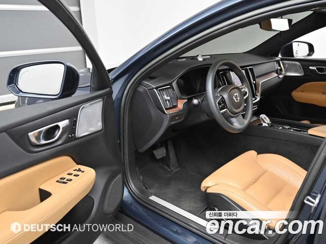 Volvo V60 2023 — photo 11