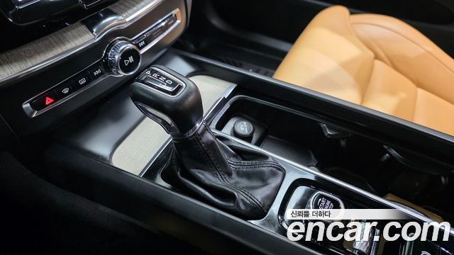 Volvo XC60 2019 — photo 12
