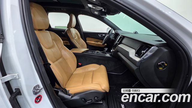 Volvo XC60 2019 — photo 13