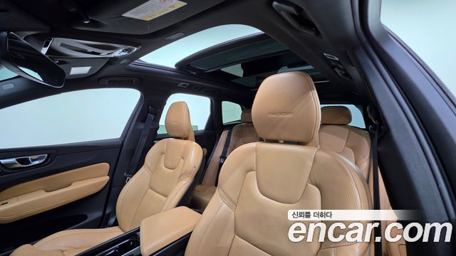 Volvo XC60 2019 — photo 18