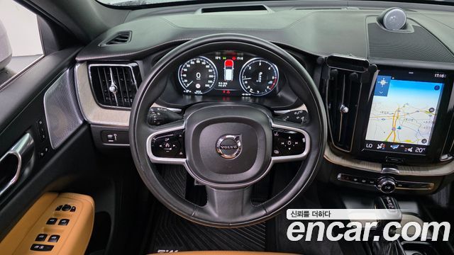 Volvo XC60 2019 — photo 23