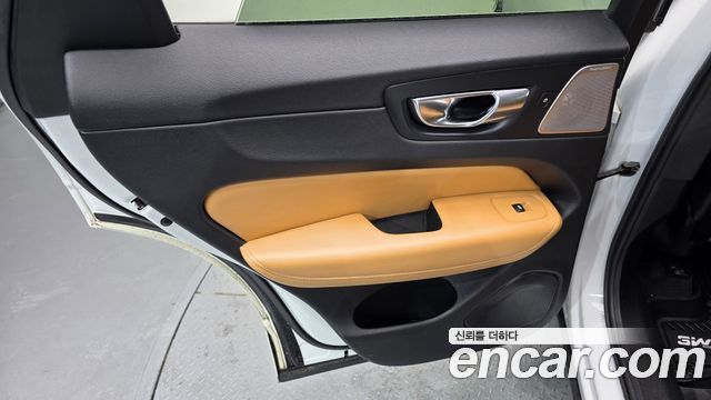 Volvo XC60 2019 — photo 15