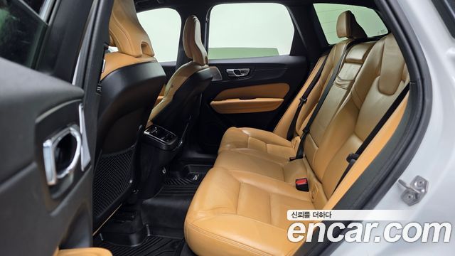 Volvo XC60 2019 — photo 16