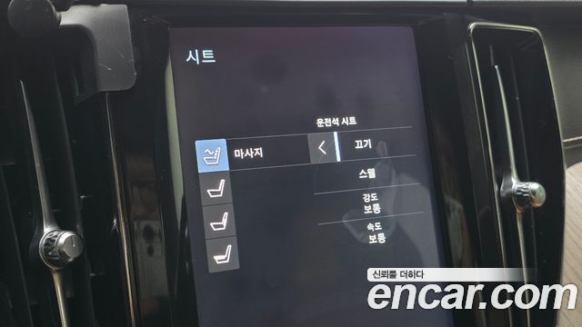 Volvo XC60 2019 — photo 28
