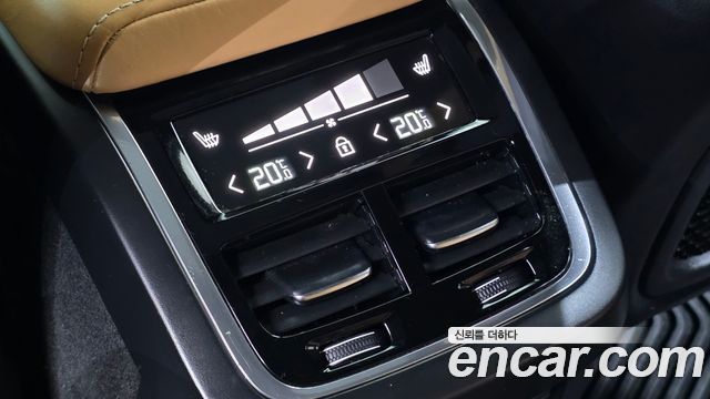 Volvo XC60 2019 — photo 30
