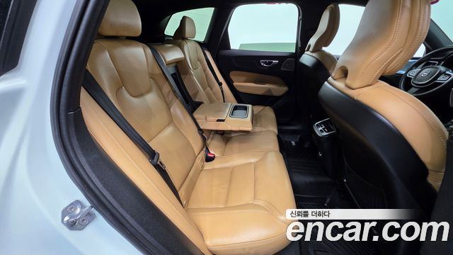 Volvo XC60 2019 — photo 31
