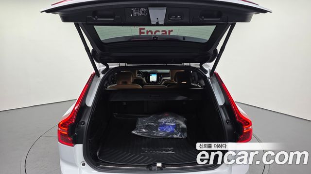 Volvo XC60 2019 — photo 32