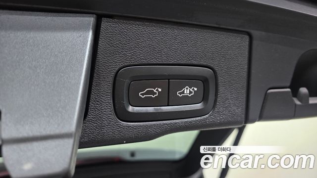 Volvo XC60 2019 — photo 33