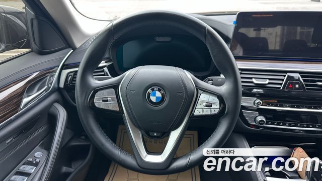 BMW 5-Series 2023 — photo 10