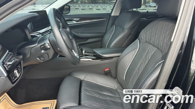 BMW 5-Series 2023 — photo 11