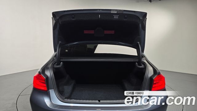 BMW 5-Series 2020 — photo 25