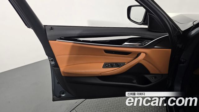 BMW 5-Series 2020 — photo 14