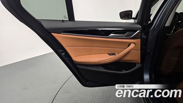 BMW 5-Series 2020 — photo 15