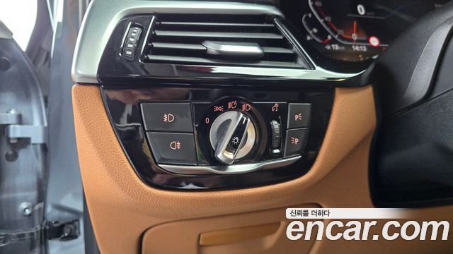 BMW 5-Series 2020 — photo 27