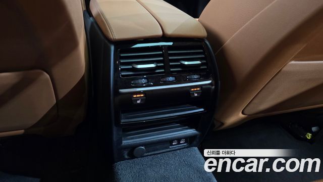BMW 5-Series 2020 — photo 30