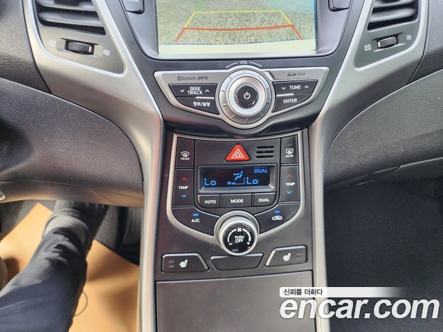 Hyundai AVANTE 2016 — photo 13