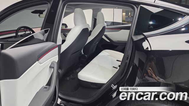 Tesla Model Y 2025 — photo 17