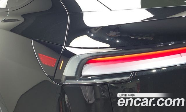 Tesla Model Y 2025 — photo 9