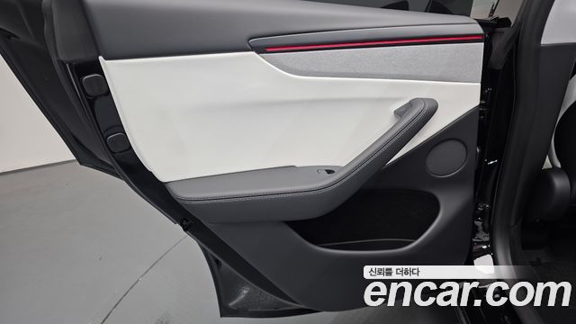 Tesla Model Y 2025 — photo 15
