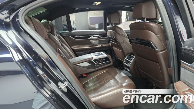 BMW 7-Series 2018 — photo 11