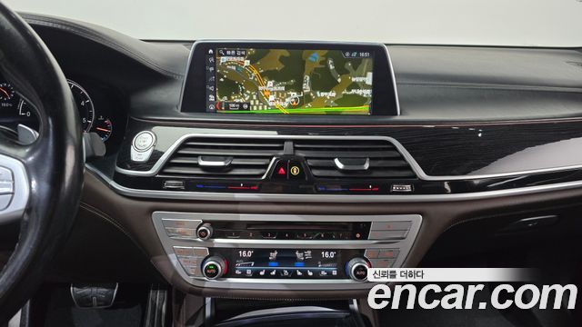 BMW 7-Series 2018 — photo 13