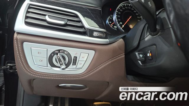 BMW 7-Series 2018 — photo 16
