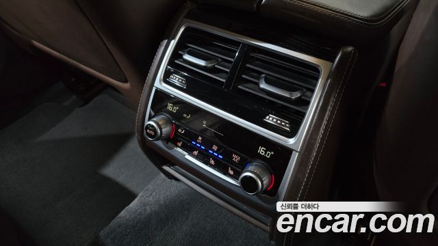 BMW 7-Series 2018 — photo 18